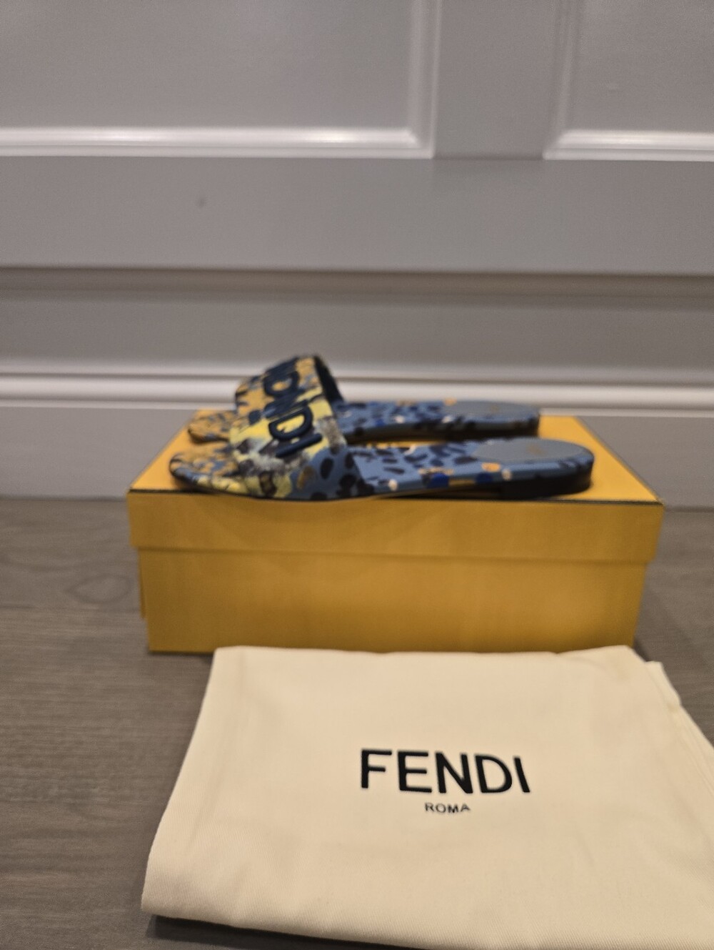 $680 Fendi Sunshine Logo Slide Sandals in Blue/Yellow EU 38 US 8 BNIB - Picture 3 of 8